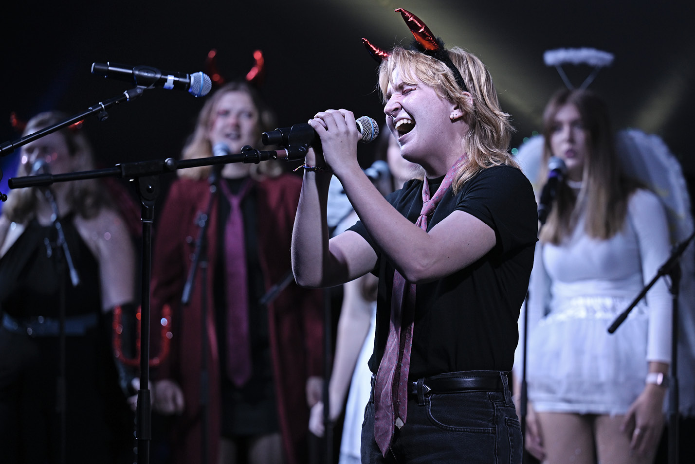 A female singer sings during an a capella showcase at Fall Weekend 2024