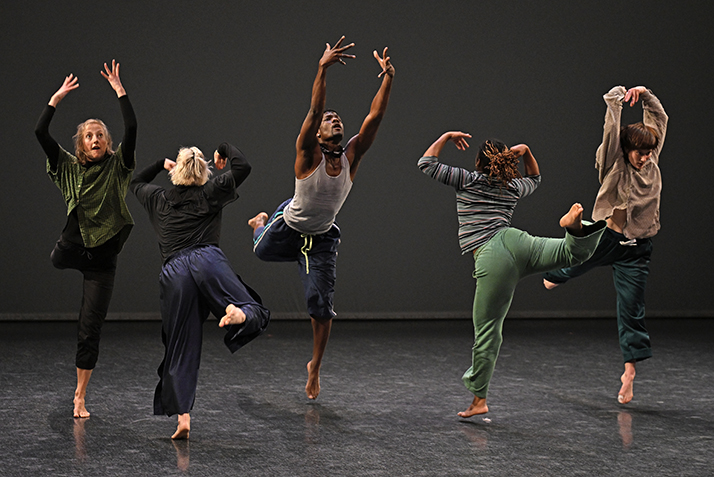 modern dancer perform on stage